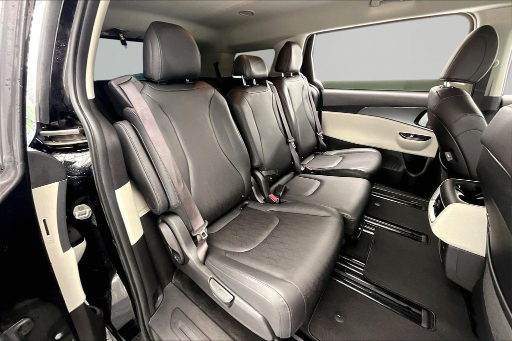Used 2023 Kia Carnival LX FWD image 27