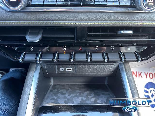 Used 2024 Chevrolet Colorado ZR2 w/ Technology Package AWD/4WD image 23