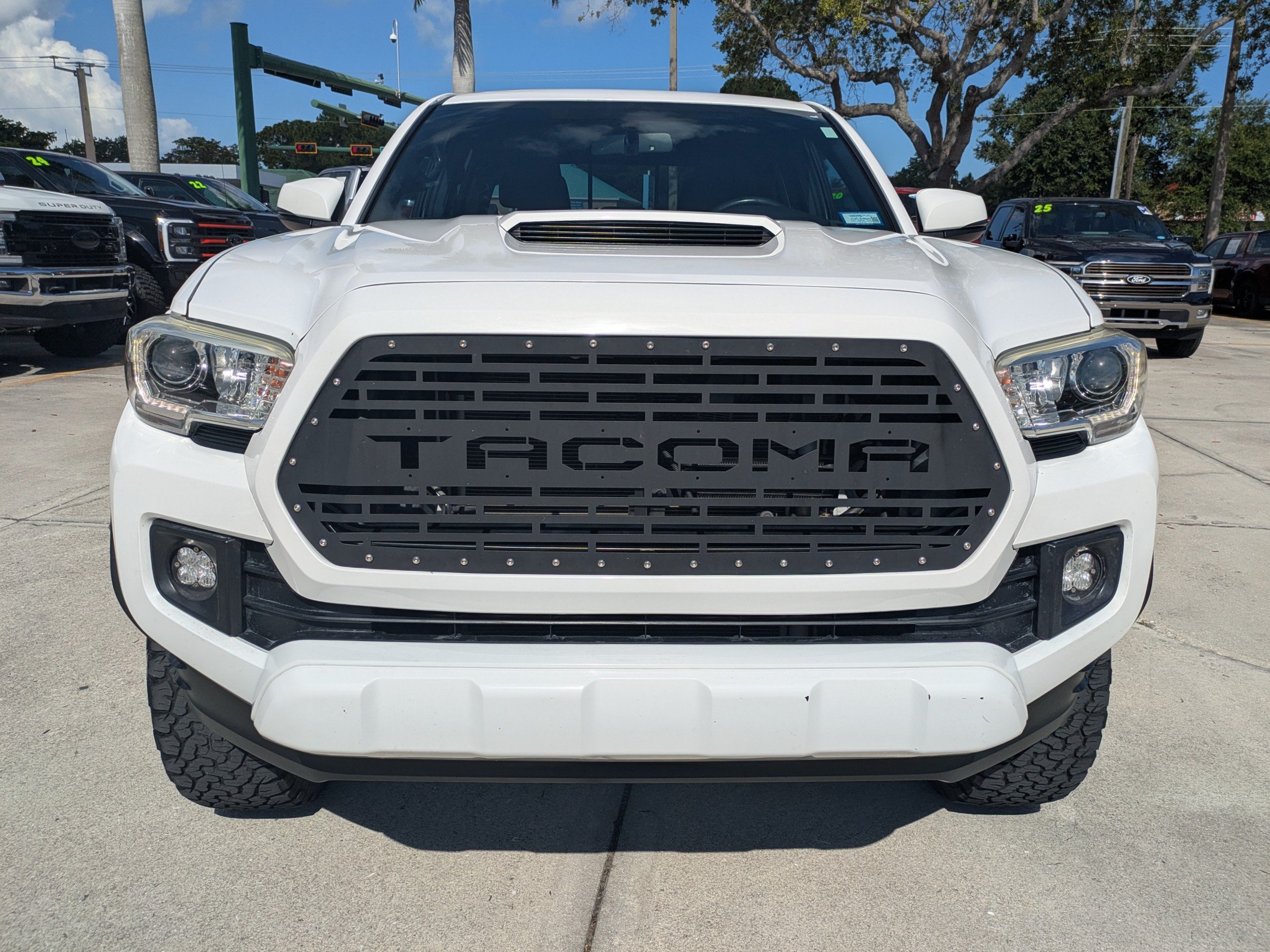 Used 2017 Toyota Tacoma TRD Sport w/ Premium & Technology Package RWD image 8