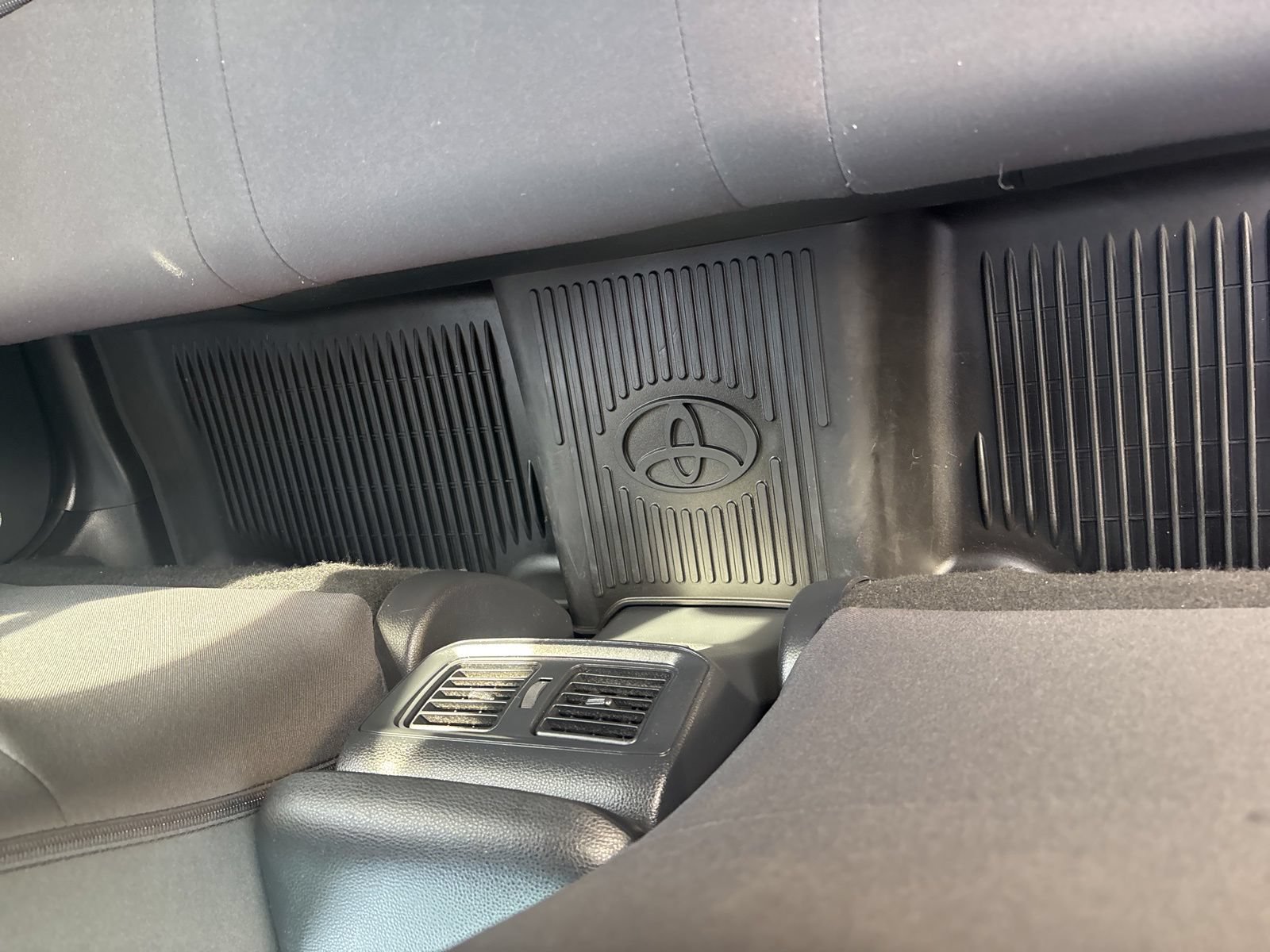 Used 2022 Toyota RAV4 SE AWD/4WD image 39