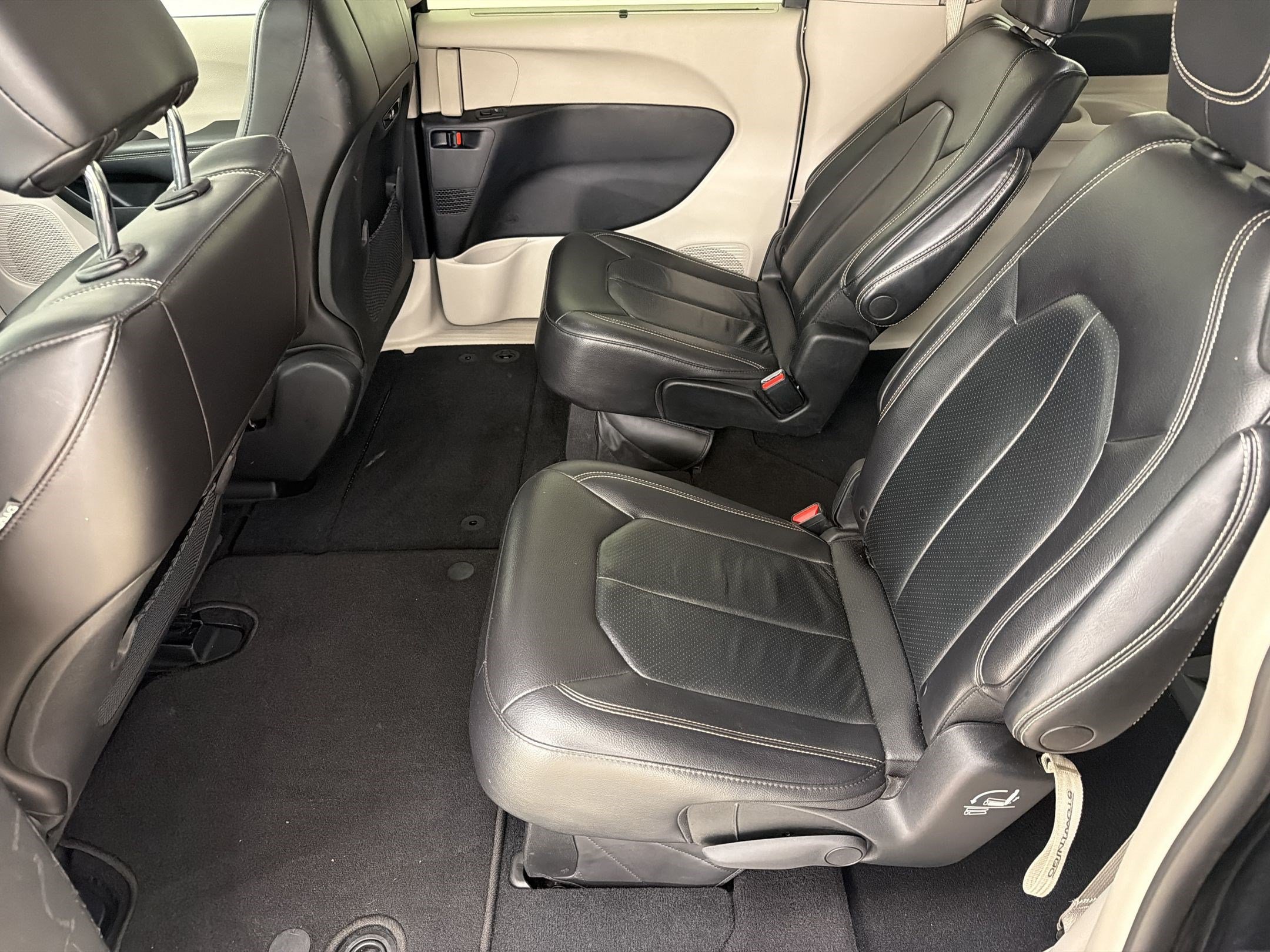 Used 2023 Chrysler Pacifica Touring-L FWD image 21