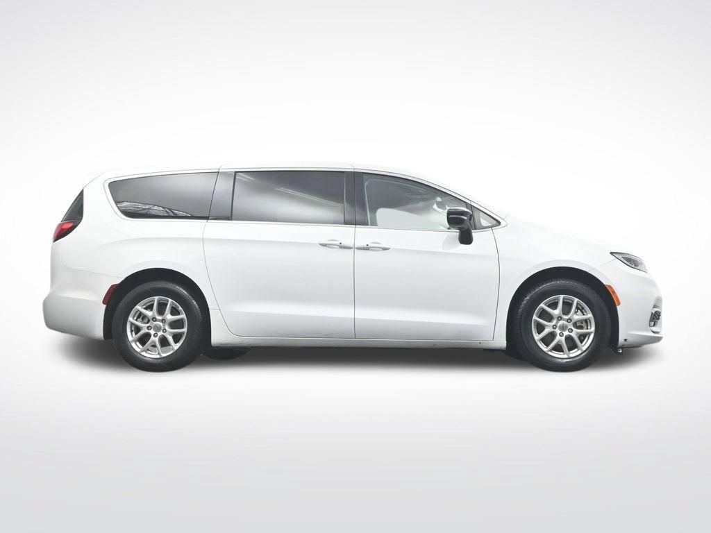 Used 2024 Chrysler Pacifica Touring-L FWD image 34