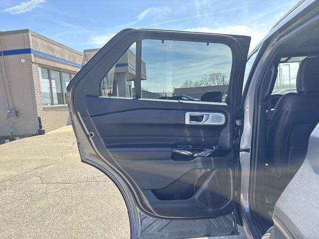 Certified 2022 Ford Explorer Platinum w/ Equipment Group 601A AWD/4WD image 11