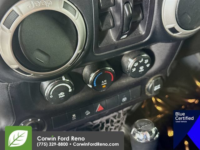 Used 2018 Jeep Wrangler Unlimited Sahara w/ Connectivity Group AWD/4WD image 17