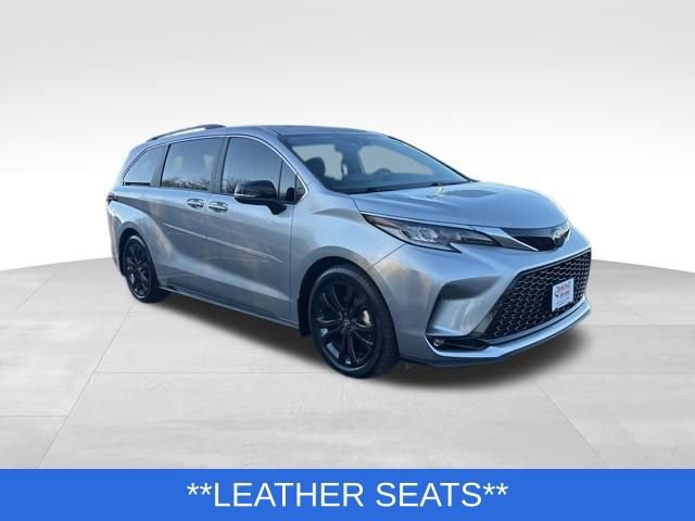 Used 2024 Toyota Sienna XSE w/ XSE Premium Package image 6