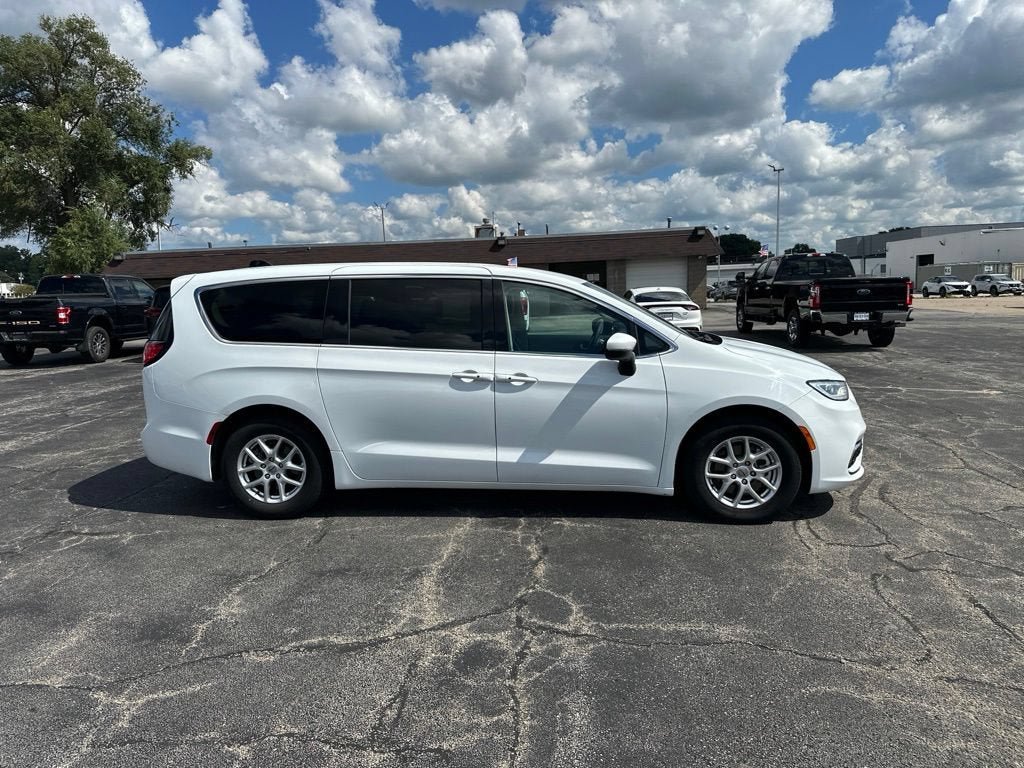 Used 2023 Chrysler Pacifica Touring-L FWD image 4
