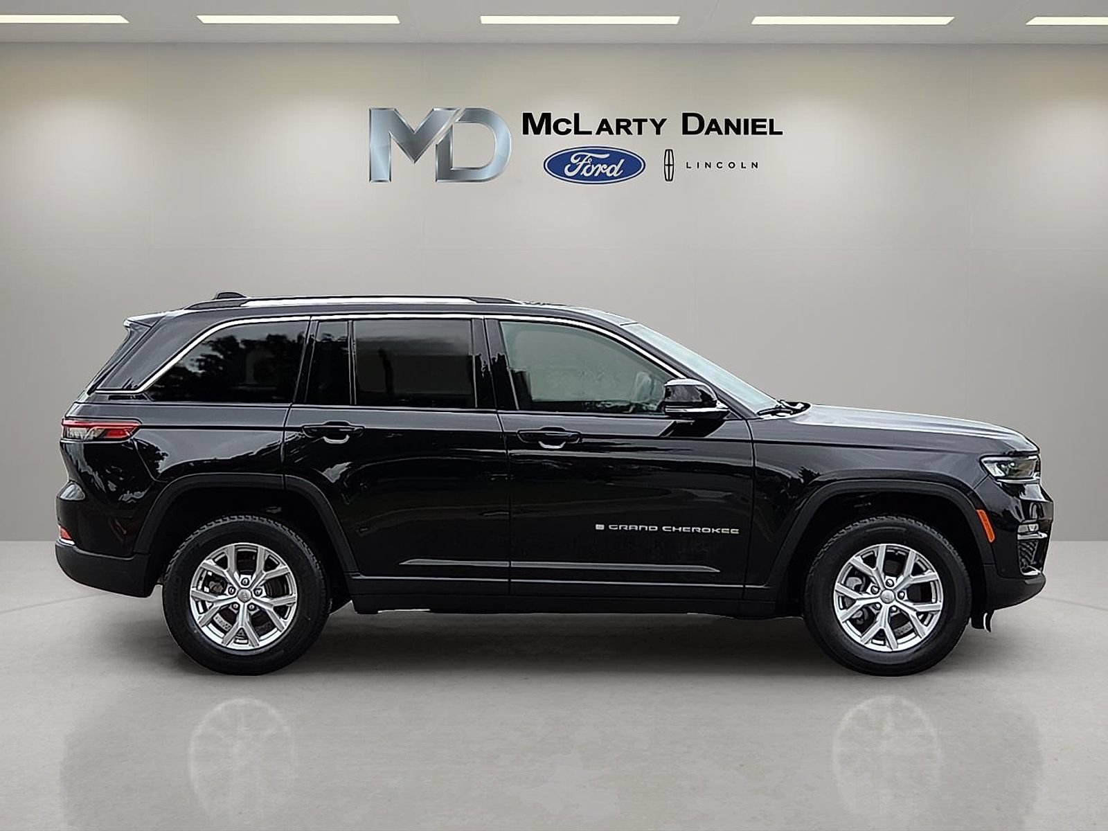 Used 2023 Jeep Grand Cherokee Limited w/ Luxury Tech Group II AWD/4WD image 6
