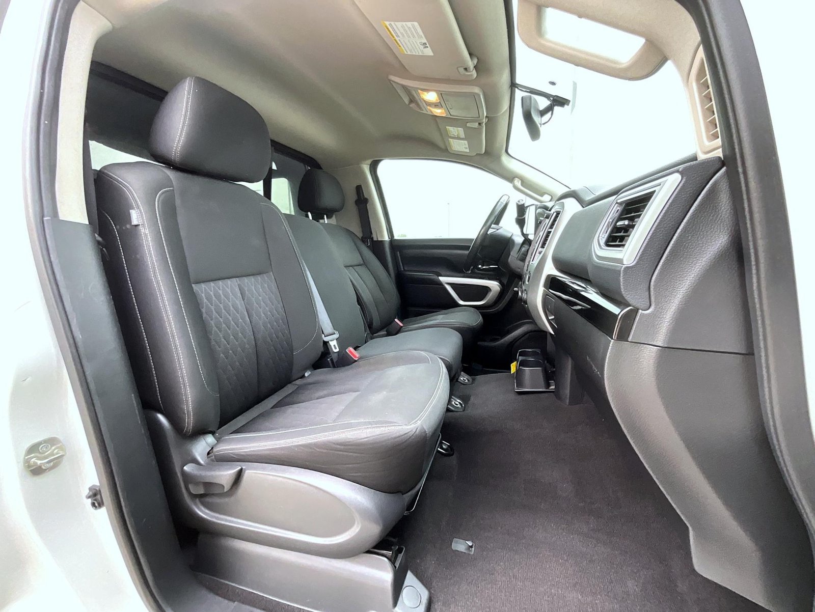 Used 2017 Nissan Titan SV AWD/4WD image 17