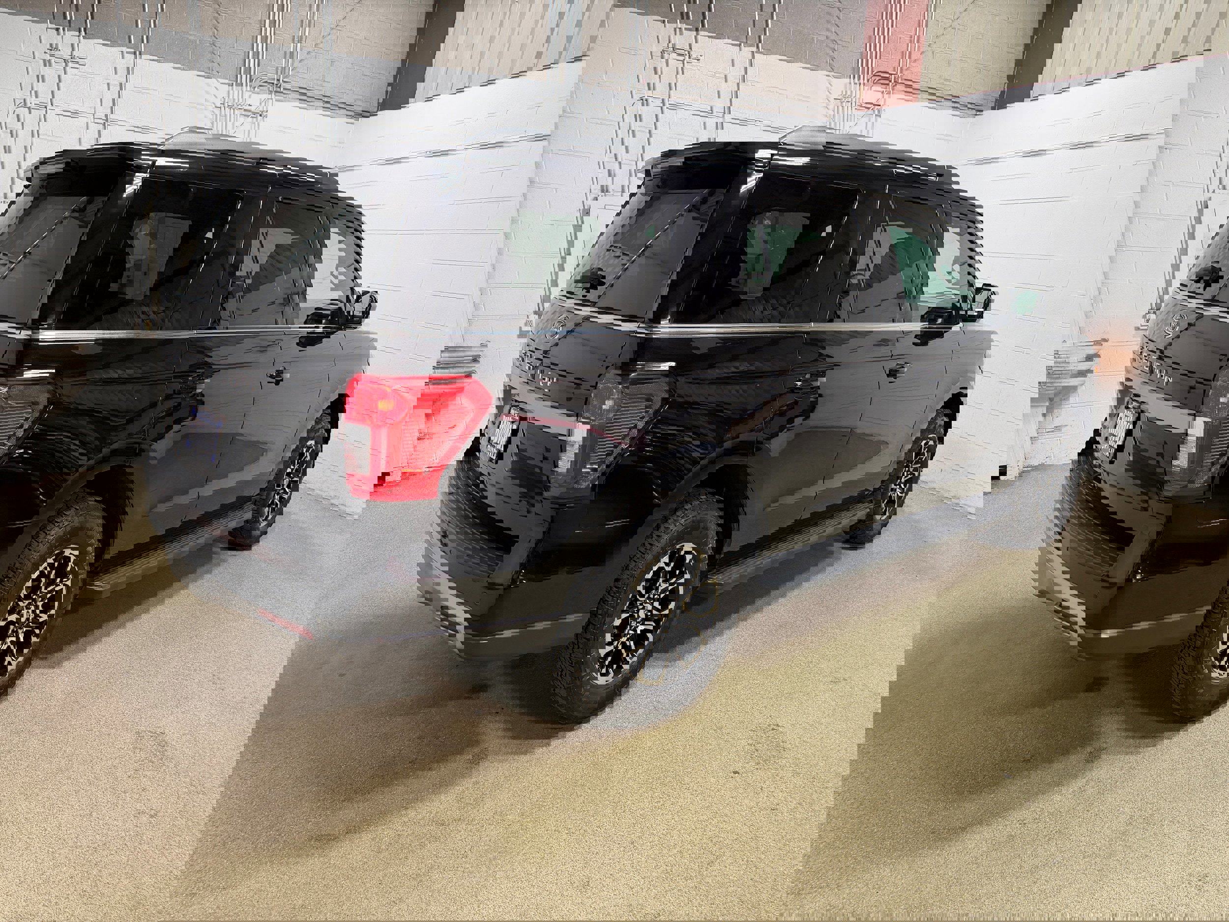 Certified 2024 Ford Expedition XLT image 3