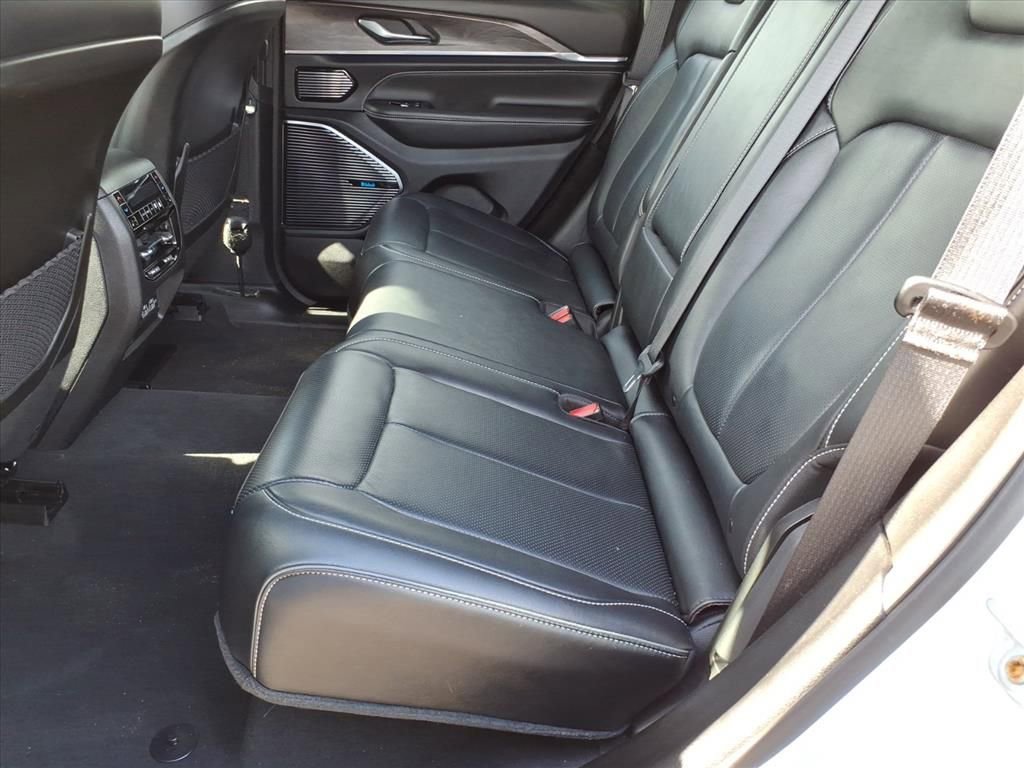 Used 2022 Jeep Grand Cherokee Overland w/ Luxury Tech Group IV image 11