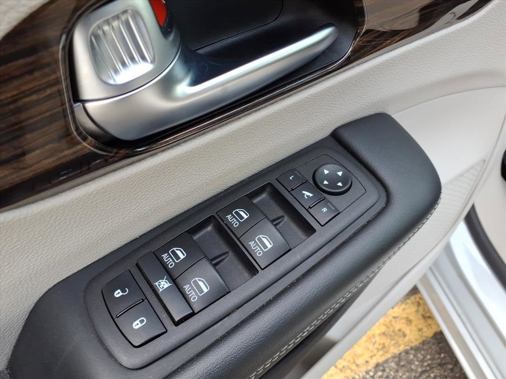 Used 2023 Chrysler Pacifica Limited FWD image 11