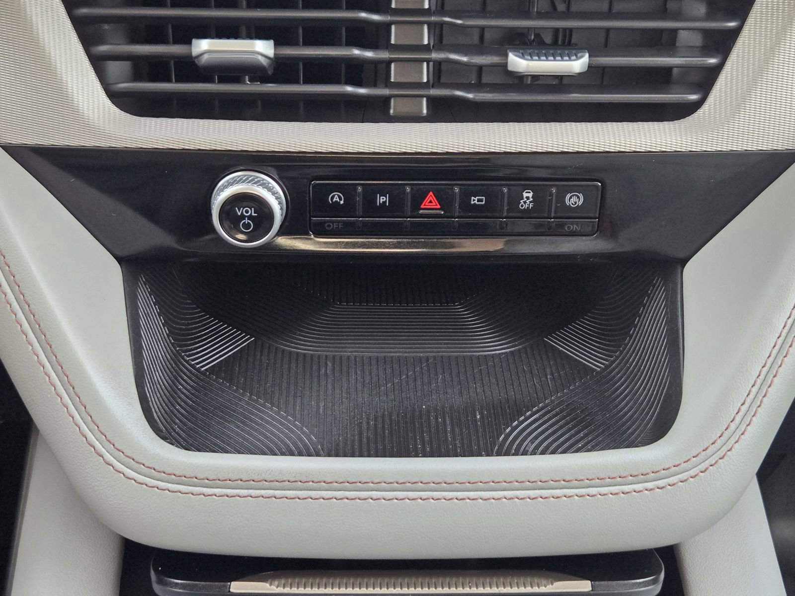 Certified 2025 Ford Explorer Active w/ Active Comfort Package image 20