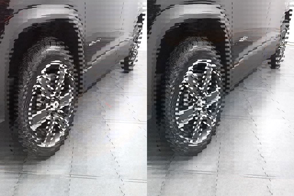 Used 2023 GMC Acadia SLT w/ Technology Package image 35