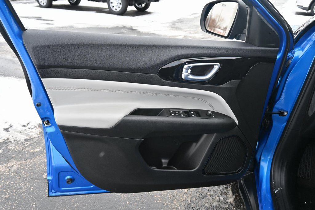 Used 2022 Jeep Compass Limited image 19