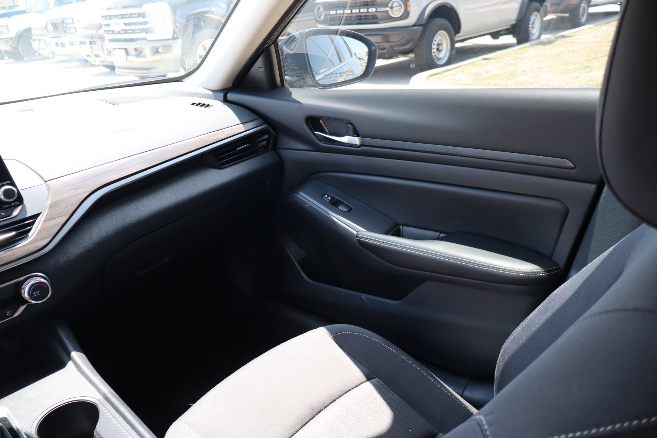 Used 2025 Nissan Altima 2.5 SV FWD image 23