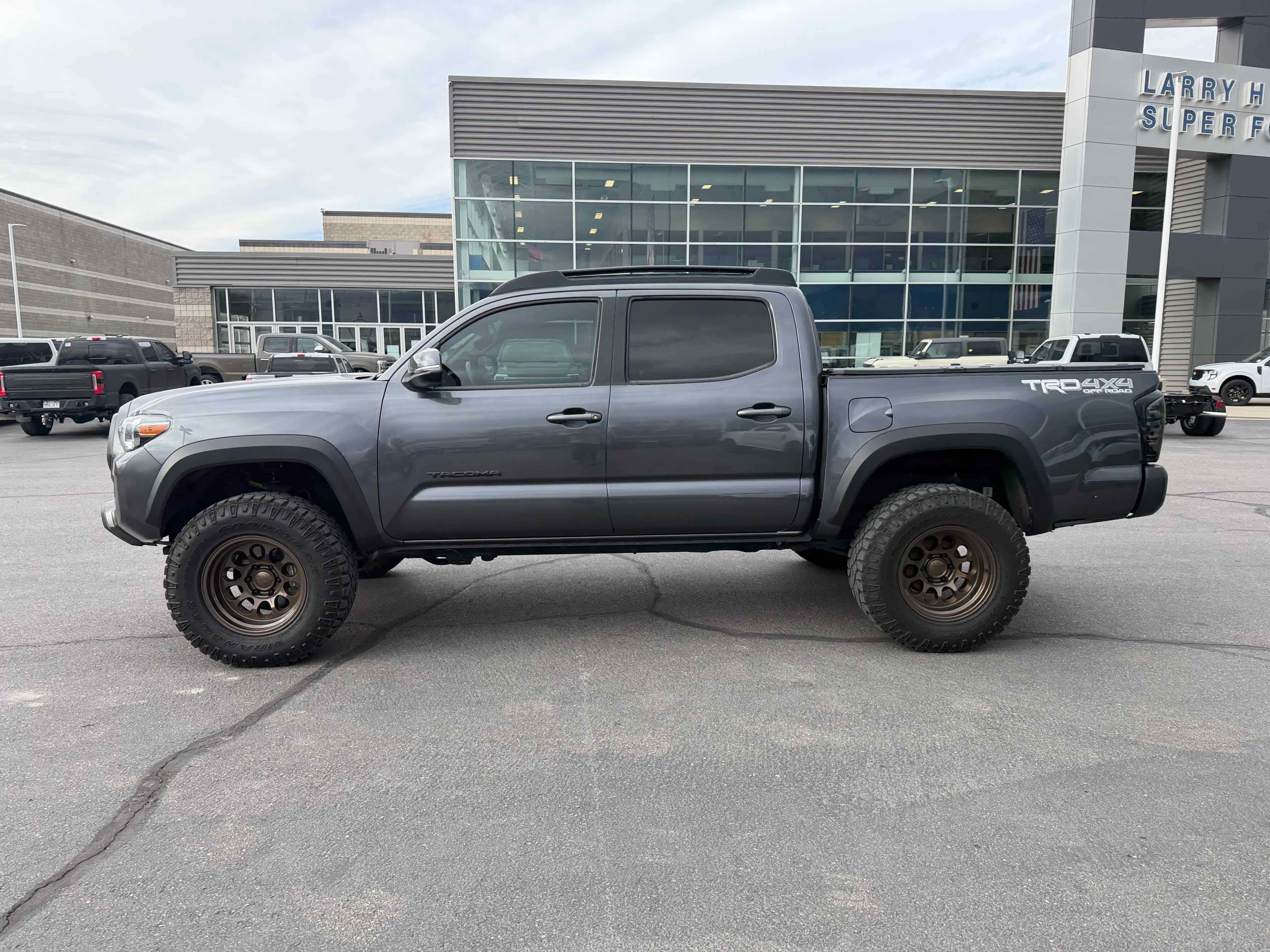 Used 2022 Toyota Tacoma TRD Off-Road image 2