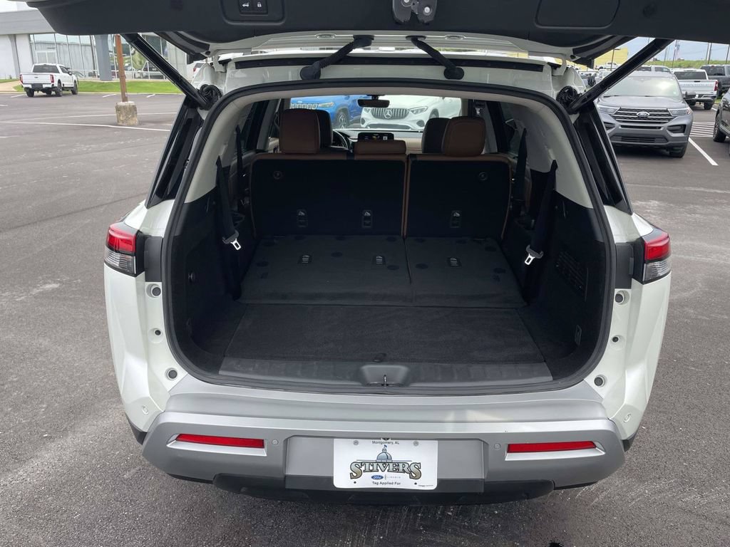 Used 2023 Nissan Pathfinder Platinum w/ Cargo Package FWD image 10