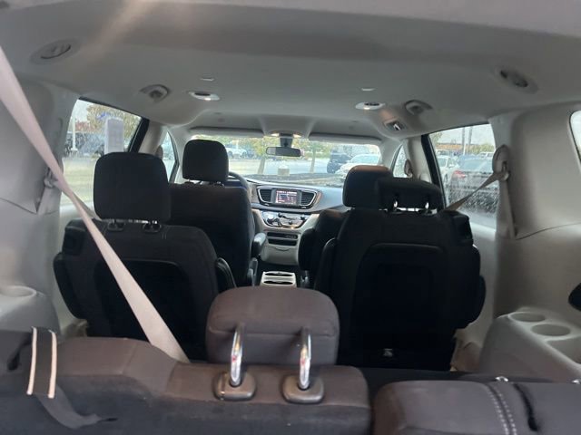 Used 2022 Chrysler Voyager LX image 14