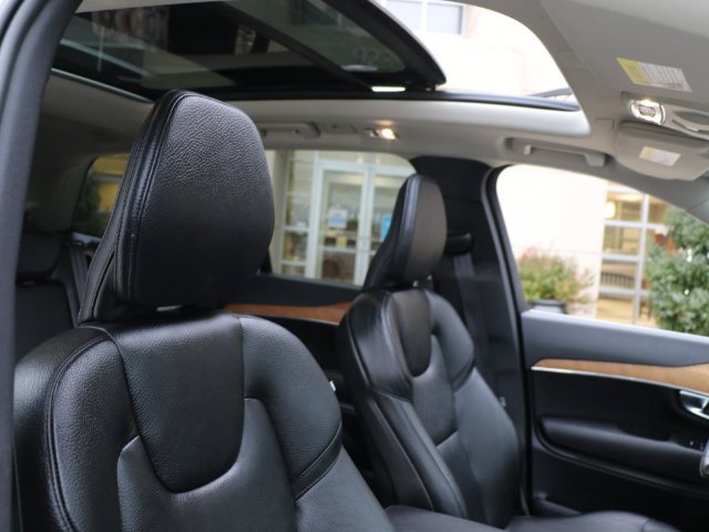Used 2022 Volvo XC90 T6 Momentum w/ Climate Package AWD/4WD image 9