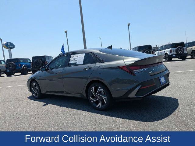 Used 2025 Hyundai Elantra Sport FWD image 9