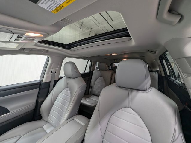 Used 2024 Toyota Highlander XLE image 8