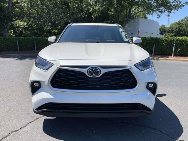 Used 2021 Toyota Highlander XLE FWD image 2