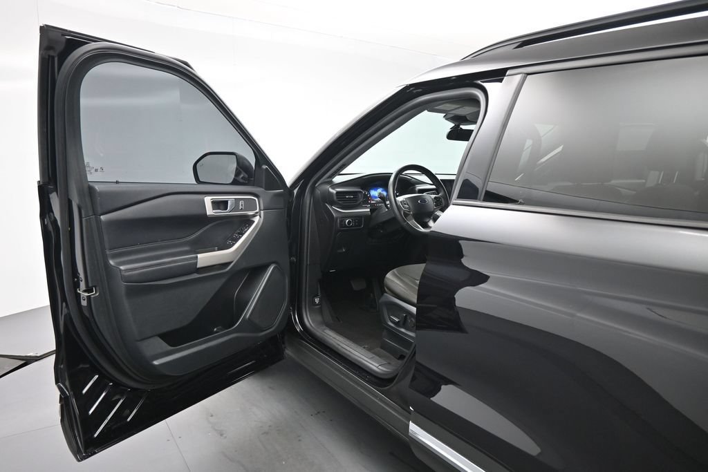 Certified 2024 Ford Explorer XLT RWD image 9