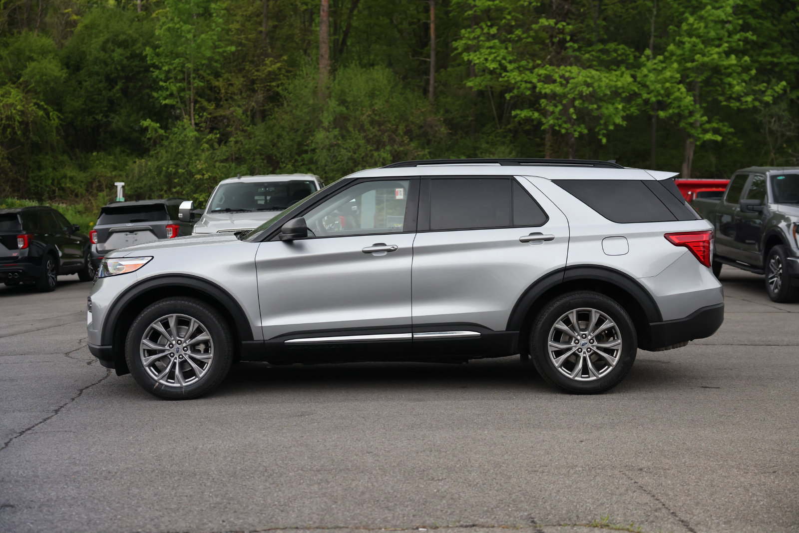 Certified 2023 Ford Explorer XLT w/ Equipment Group 202A AWD/4WD image 8