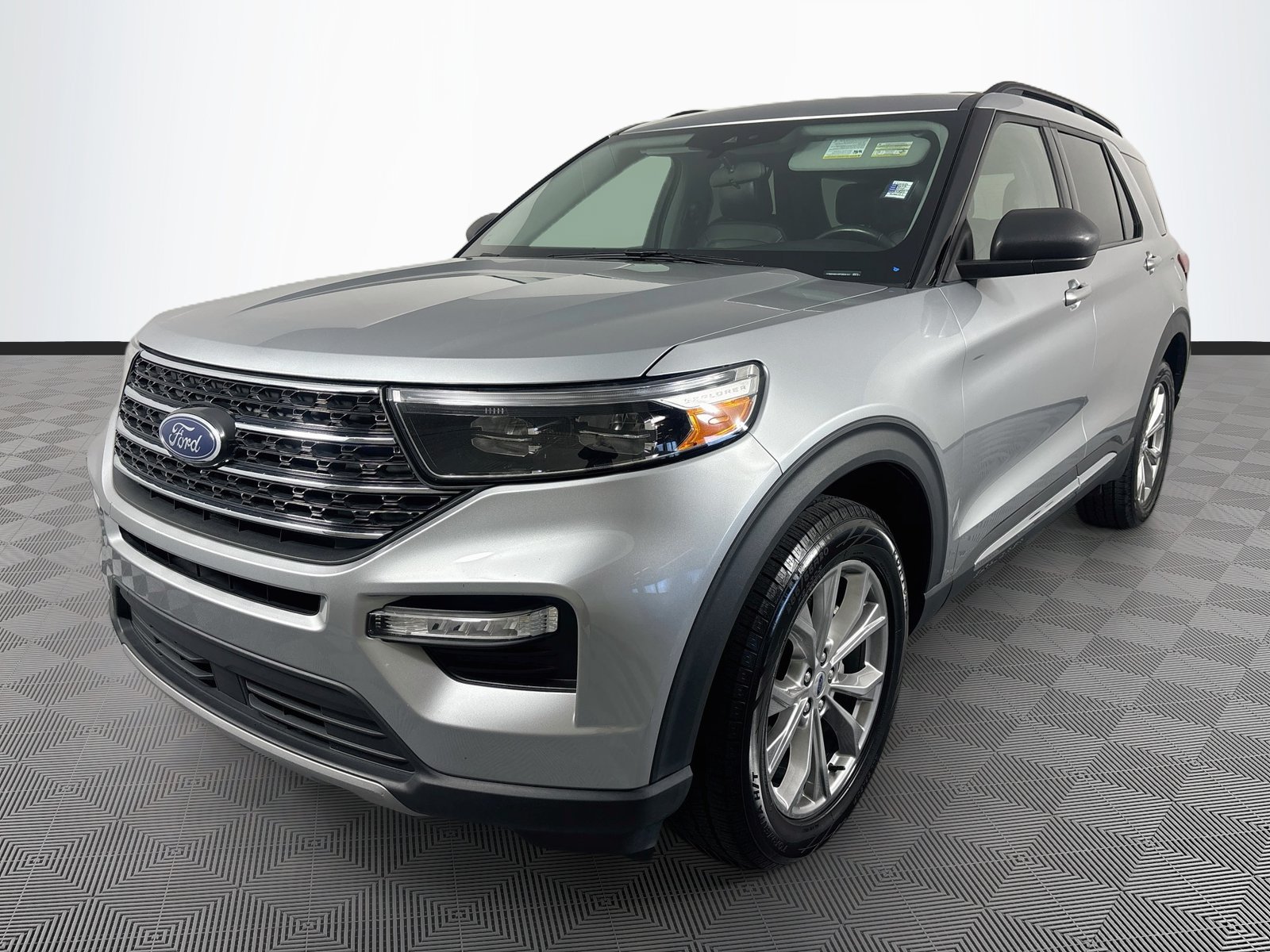 Certified 2023 Ford Explorer XLT w/ Equipment Group 202A AWD/4WD image 3