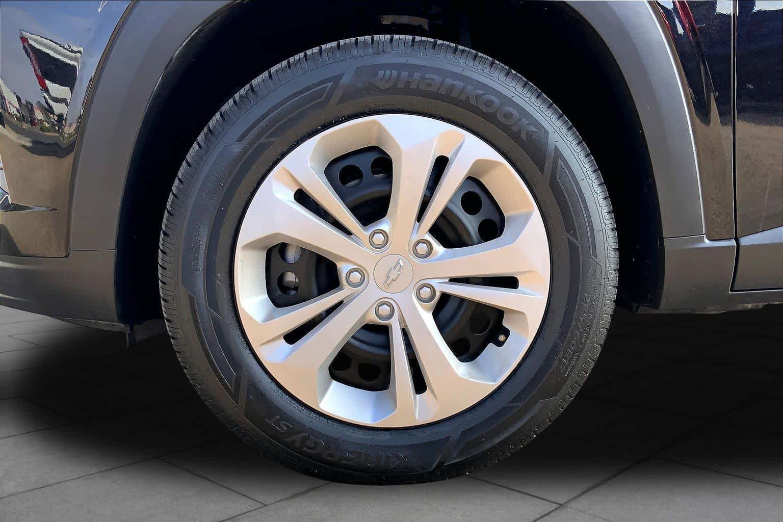 Used 2025 Chevrolet Trax LS FWD image 11