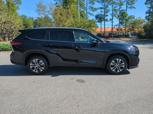 Used 2022 Toyota Highlander XLE FWD image 3