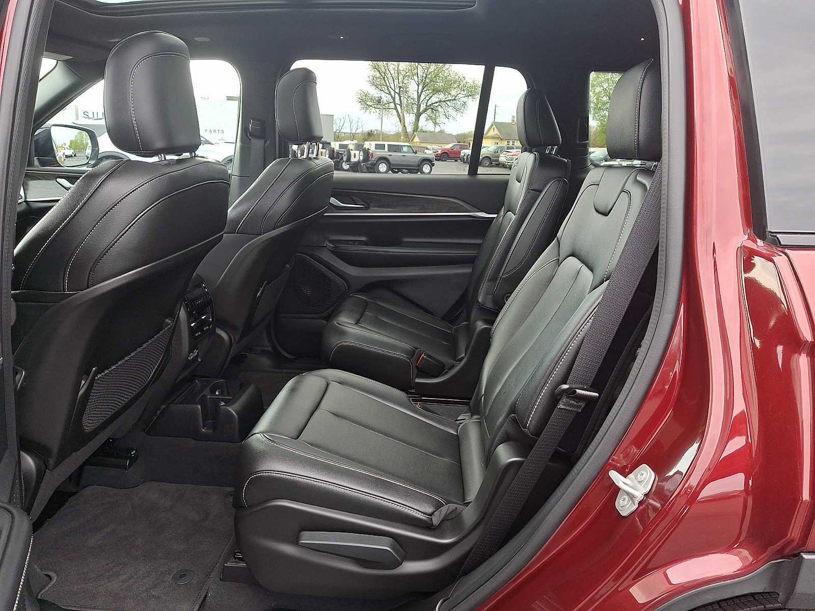 Used 2024 Jeep Grand Cherokee L Limited AWD/4WD image 10