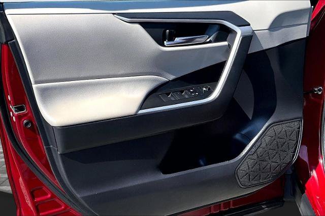 Used 2020 Toyota RAV4 XLE w/ Convenience Package FWD image 23