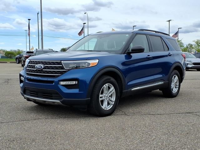 Certified 2023 Ford Explorer XLT w/ Equipment Group 202A AWD/4WD image 3