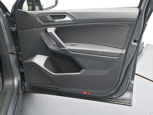 Used 2020 Volkswagen Tiguan SE w/ Panoramic Sunroof Package image 31