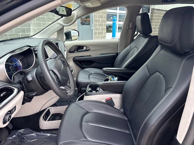 Used 2024 Chrysler Pacifica Limited FWD image 11