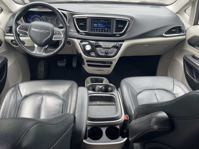 Used 2020 Chrysler Pacifica Touring-L FWD image 17