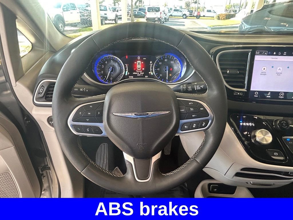 Used 2024 Chrysler Pacifica Touring-L image 14