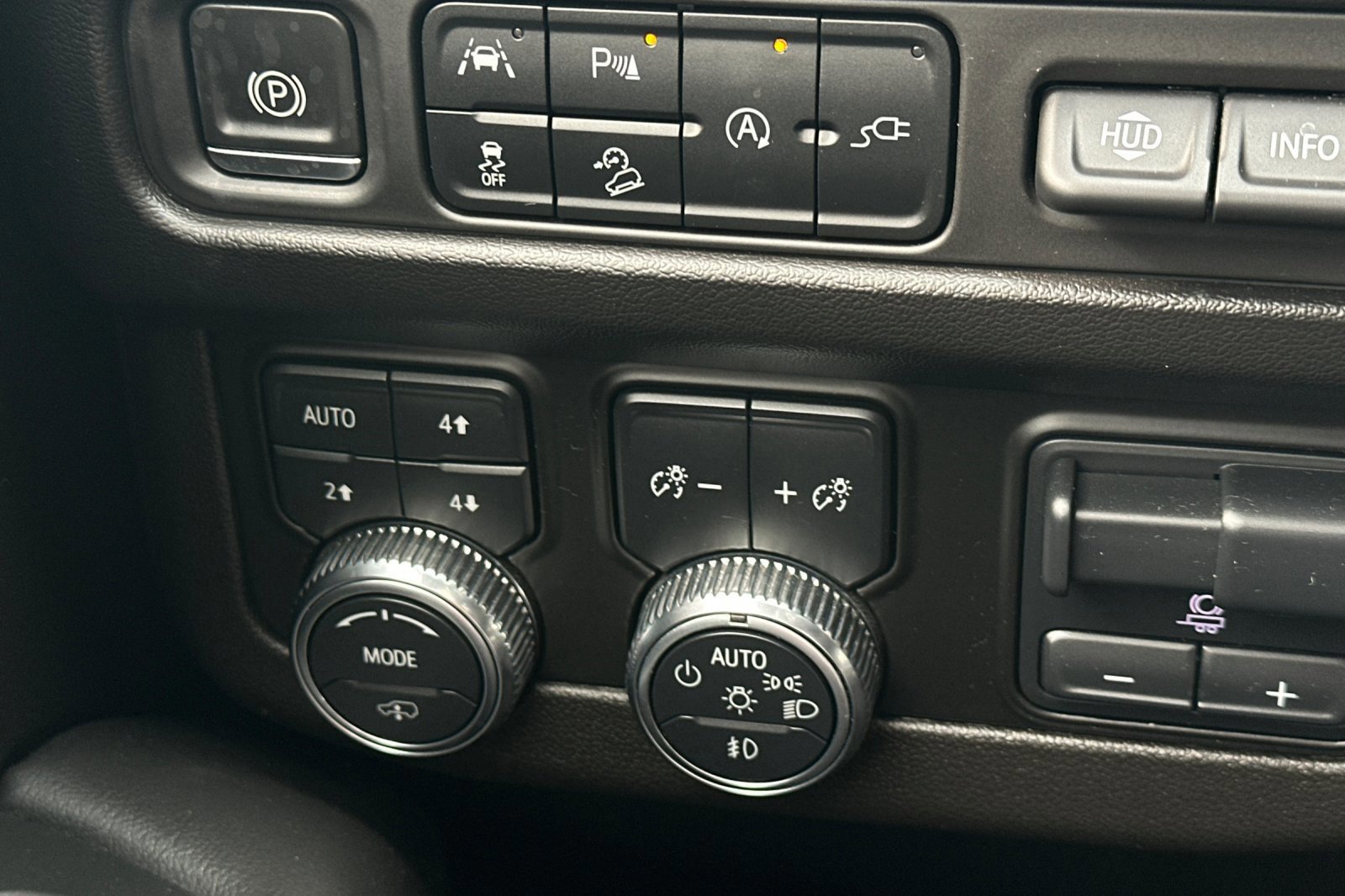 Used 2021 GMC Yukon AT4 w/ AT4 Premium Plus Package image 31