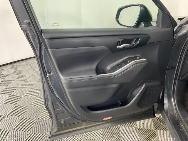 Used 2020 Toyota Highlander XLE AWD/4WD image 11