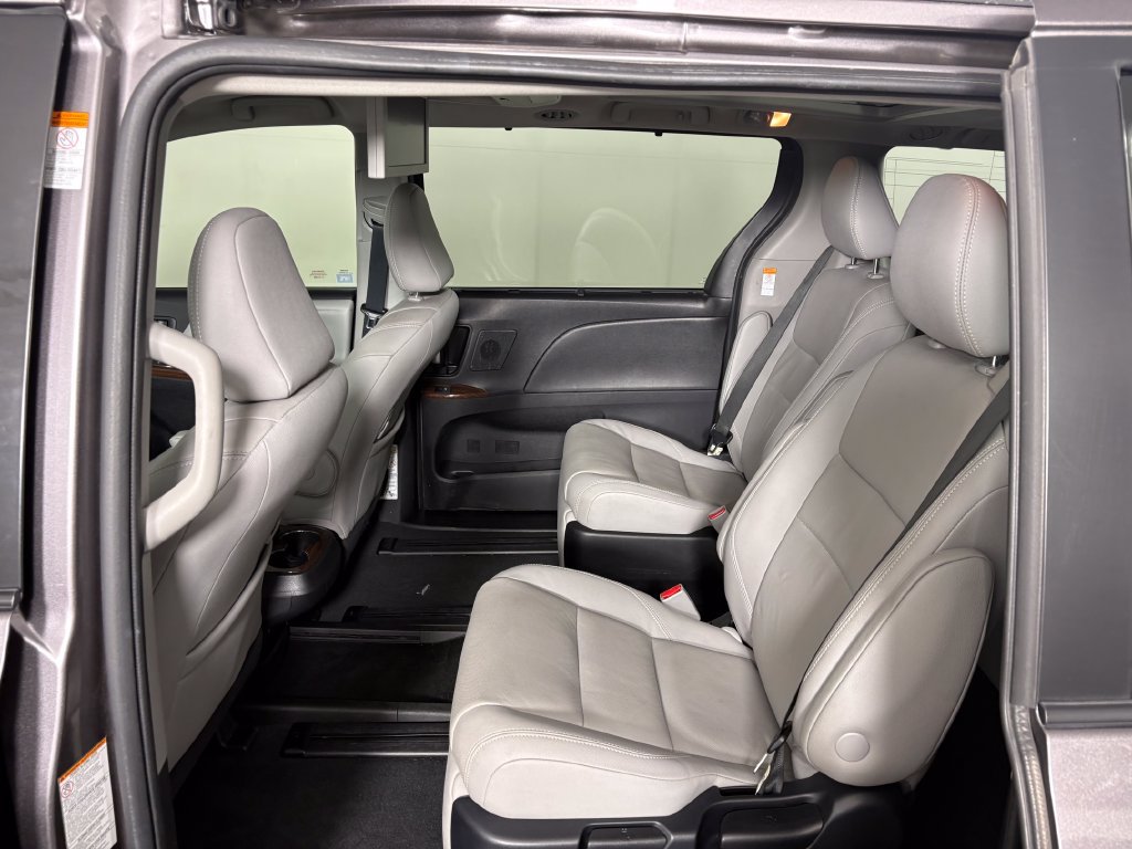 Used 2020 Toyota Sienna Limited Premium w/ Carpet Mat Package FWD image 29