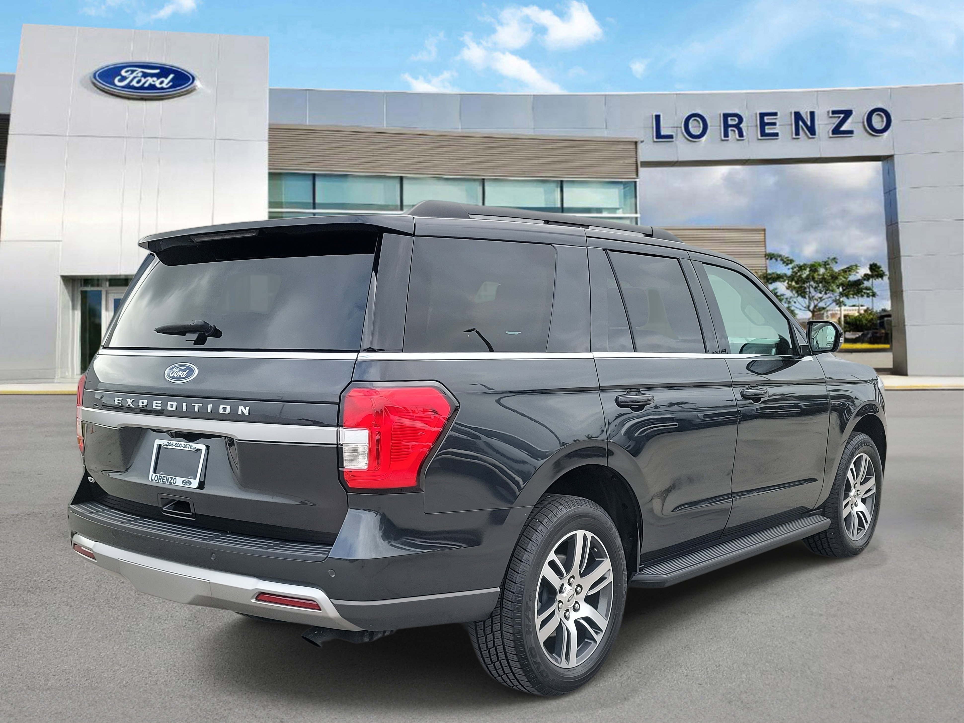 Certified 2024 Ford Expedition XLT image 5