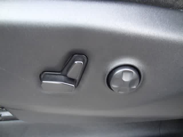Used 2023 Chrysler Pacifica Touring-L FWD image 7