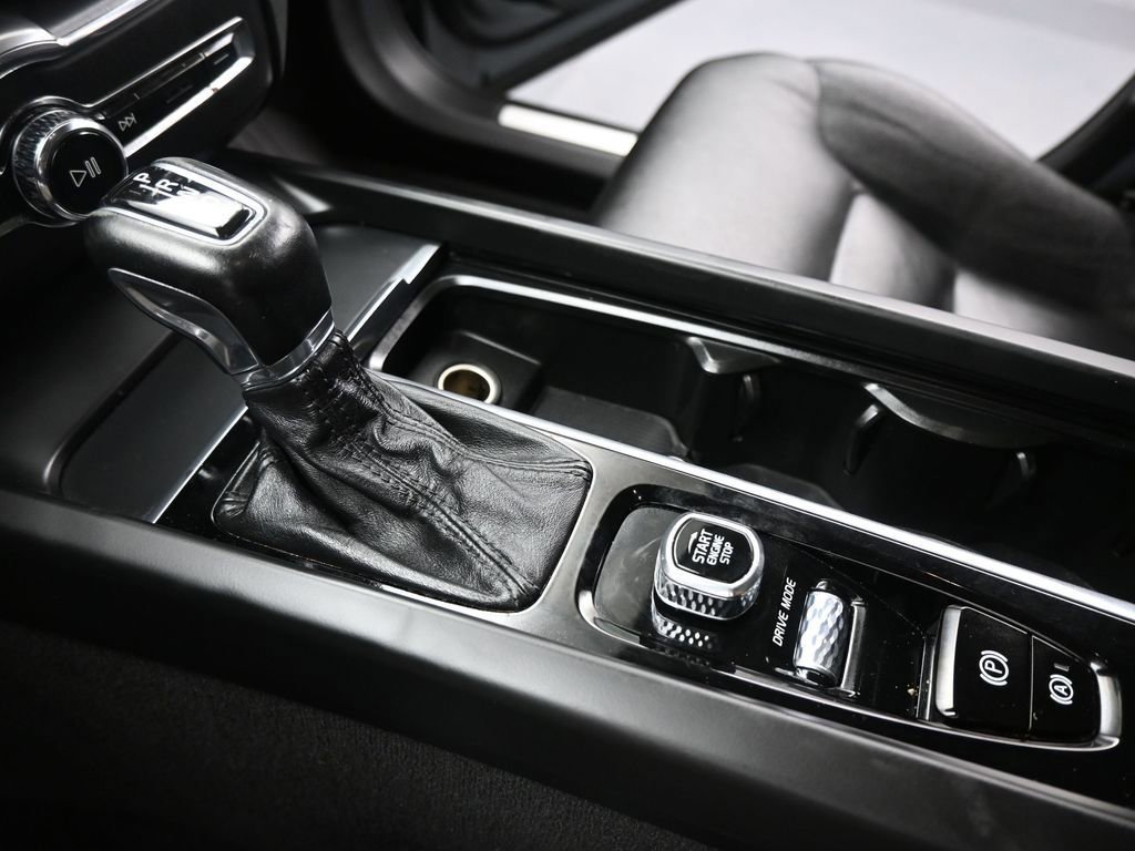 Used 2020 Volvo XC60 T5 Momentum w/ Protection Package Premier image 48
