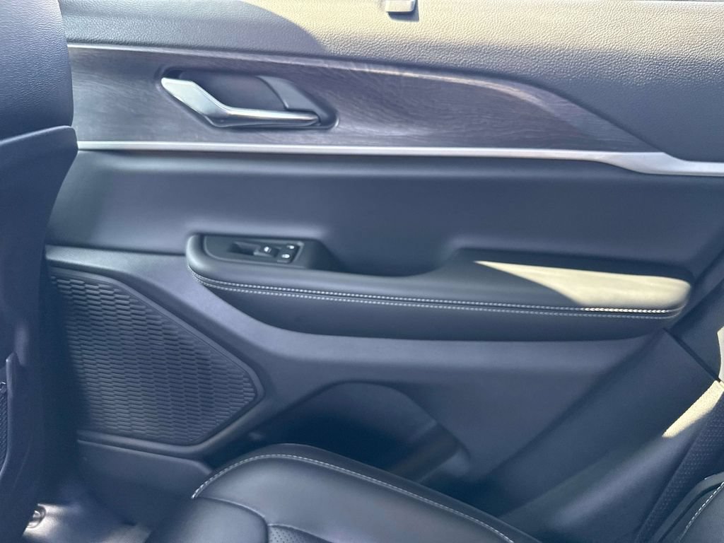 Used 2025 Jeep Grand Cherokee Limited w/ Luxury Tech Group II RWD image 16