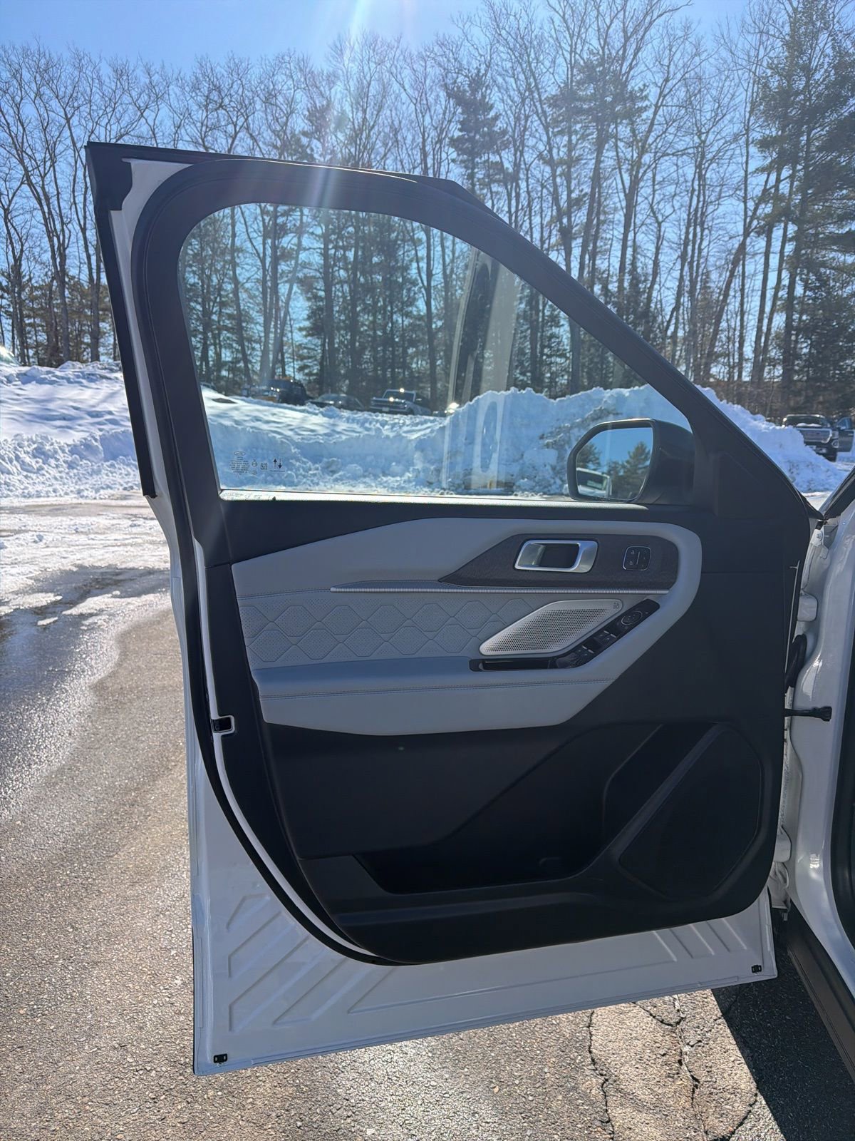 Certified 2025 Ford Explorer Platinum w/ Ultimate Package image 16