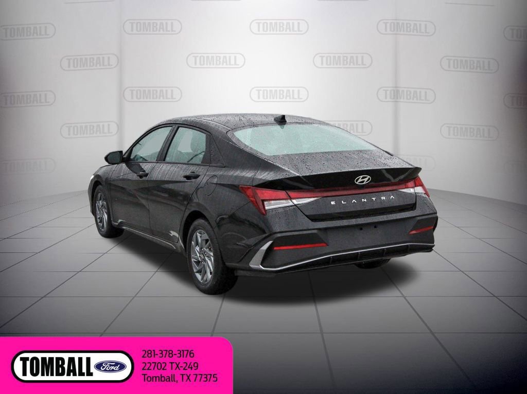 Used 2024 Hyundai Elantra SEL image 3