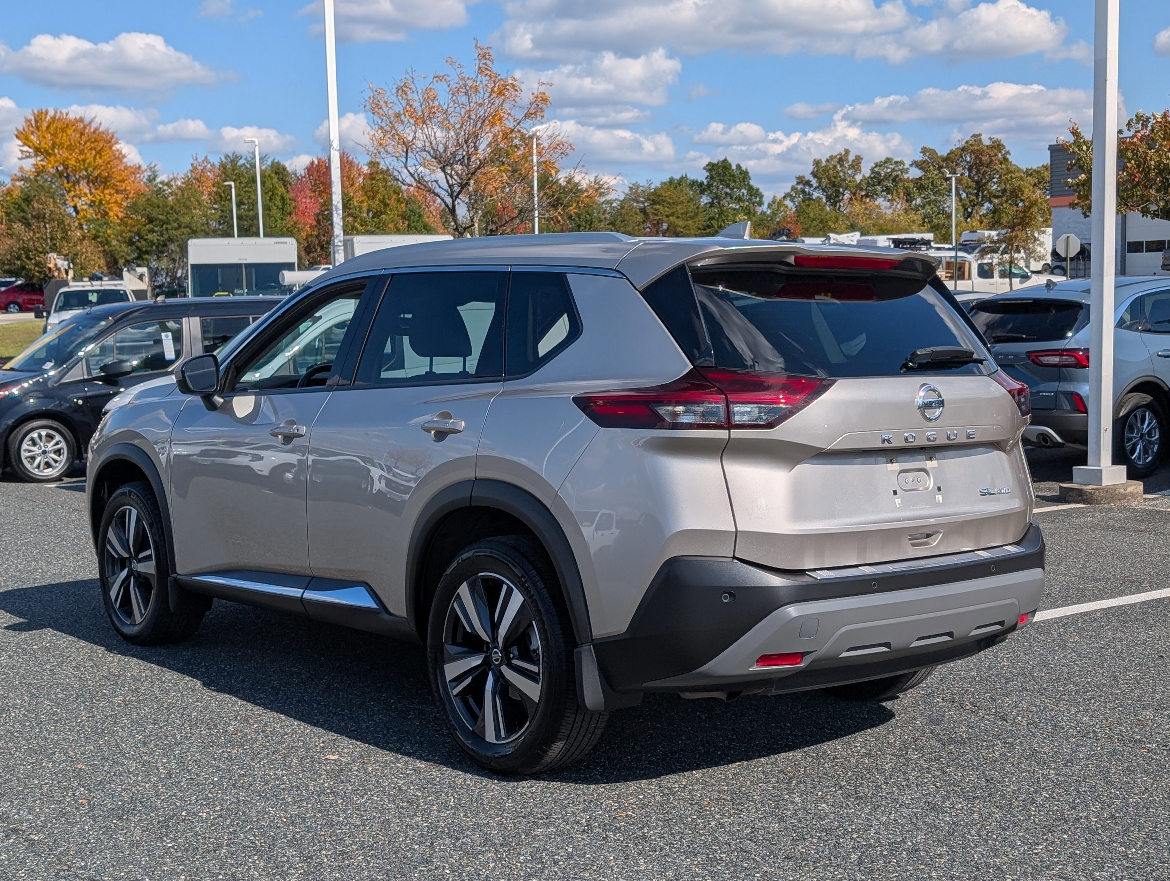 Used 2021 Nissan Rogue SL image 3