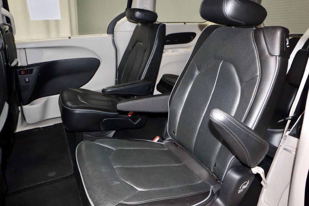 Used 2019 Chrysler Pacifica Limited FWD image 19