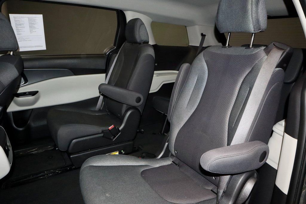 Used 2024 Kia Carnival LX image 20